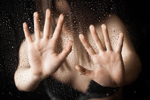 Przerażenie kobieta za szkłem, nieostrość — Zdjęcie stockowe