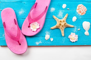 Mavi ahşap zemin üzerine yaz aksesuarları.