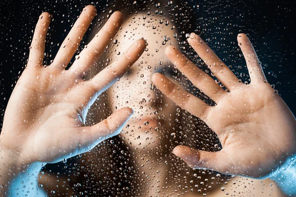 Eenzame vrouwen met uitgestrekte hand — Stockfoto