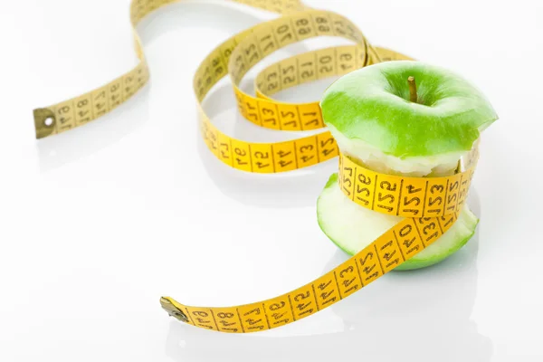 Núcleo de manzana verde y cinta métrica — Foto de Stock