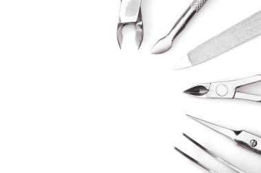 Beyaz arka plan üzerinde bir manikür araçları kümesi