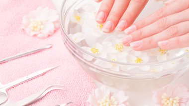 Eller kadın banyo su ile