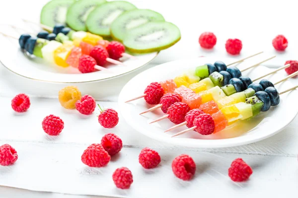 Frutas frescas de verão em palitos — Fotografia de Stock