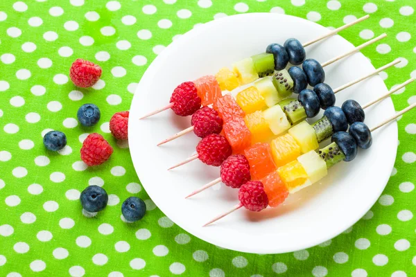 Frutas frescas de verão em palitos — Fotografia de Stock