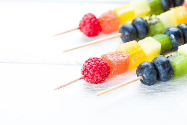 Frutas frescas de verão em palitos — Fotografia de Stock