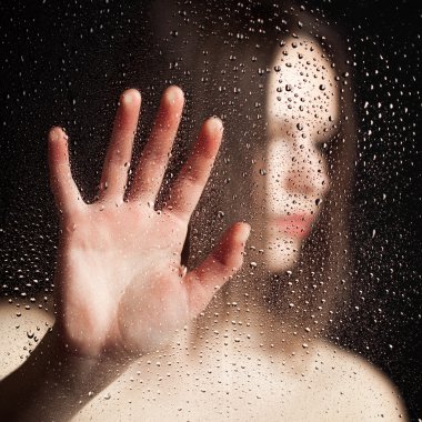 Uzamış elleri olan yalnız kadınlar.