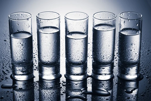 Rij van glazen voor wodka — Stockfoto