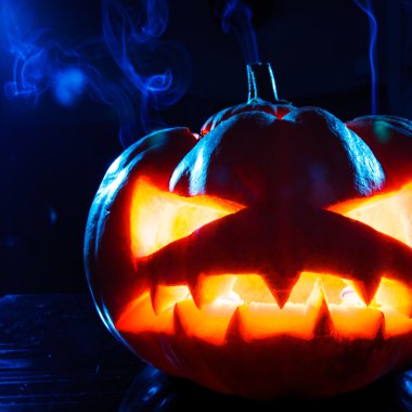 siyah arka plan üzerine korkunç kabak