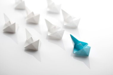 Kağıt gemi kullanarak liderlik kavramı