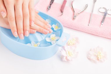 Güzel kadının elleri ile manikür su kase