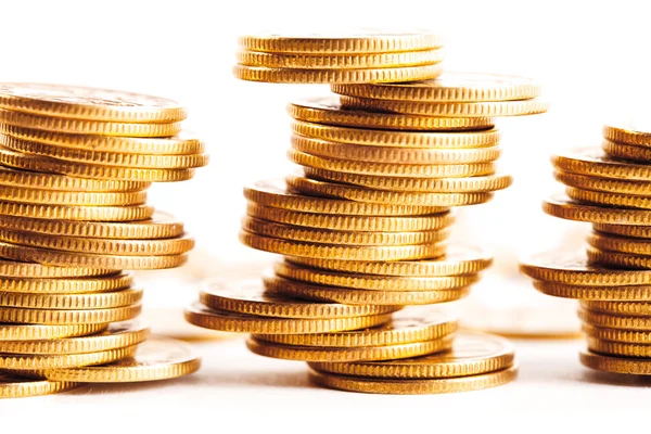 Pilhas de moedas em um fundo branco — Fotografia de Stock