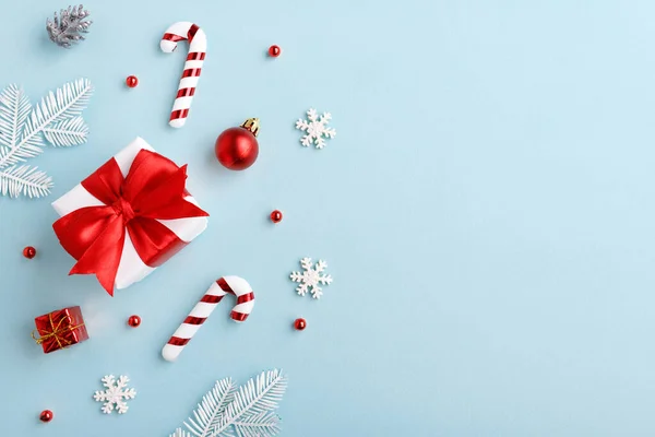 Kerstversiering Cadeaus Snoepgoed Ballen Sneeuwvlokken Papieren Pastelblauwe Achtergrond Plat Gelegd — Stockfoto