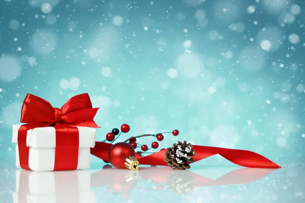 Dekorative rote Geschenkschachtel mit weißer Schleife mit Weihnachtsdekoration — Stockfoto