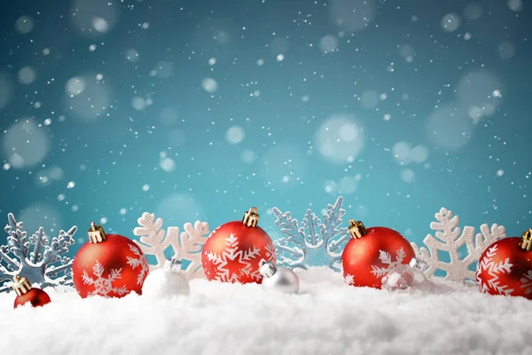 Rangée de boules de Noël et flocons de neige posés sur une neige — Photo