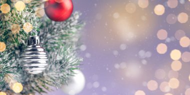 Ağaçta asılı Noel topları ve altın ışıklar, kopyalama alanı