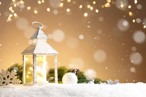 Lanterna ardente e decoração de Natal no fundo de ouro com luzes — Fotografia de Stock