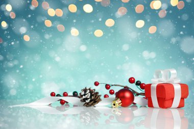 Mavi zemin üzerinde noel süslemeleri olan kırmızı hediye kutusu..