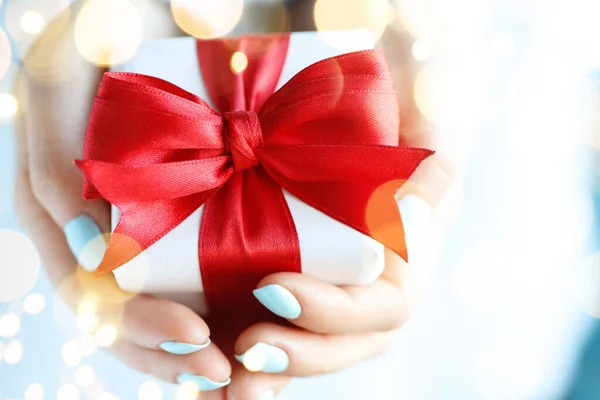 Mujer Sosteniendo Una Caja Regalo Con Lazo Rojo Gesto Dar — Foto de Stock