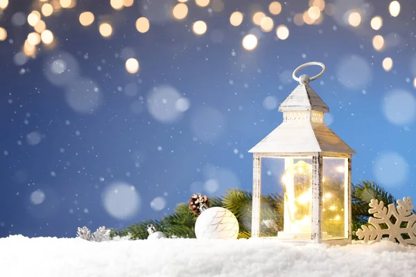 Linterna Blanca Nieve Con Luz Vela Amarilla Decoraciones Navideñas Sobre —  Fotos de Stock