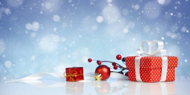 Mavi arkaplanda süslemeleri olan kırmızı noel hediyesi kutusu, kopyalama alanı