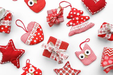 Kumaş oyuncaklarla Noel arkaplanı: hediye kutuları, ağaç, baykuşlar, yıldızlar ve kalpler. Düz yatıyordu