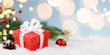 Noel hediyesi kutusu, mavi arka planda altın ışıklı kırmızı top, boşluğu kopyala