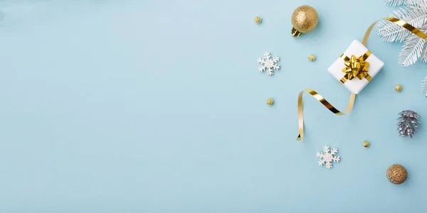Decorações Ouro Natal Fundo Azul Pastel Flat Lay Espaço Cópia — Fotografia de Stock