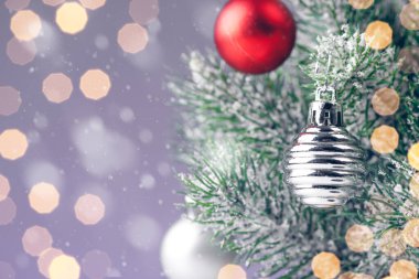 Mor arka planda topları olan Noel ağacı, boşluğu kopyala