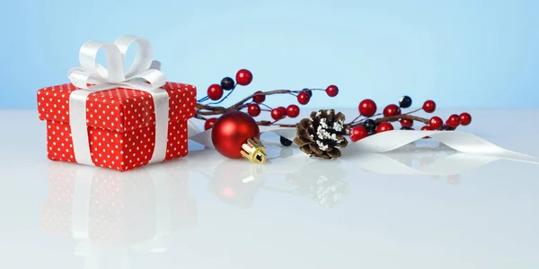 Vánoční Dárková Krabice Kuličkou Kornoutem Větví Bobulí Kopírovací Prostor — Stock fotografie