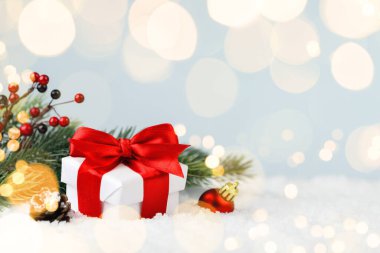 Noel hediyesi kutusu ve kar yığınındaki köknar ağacı, kopyalama alanı