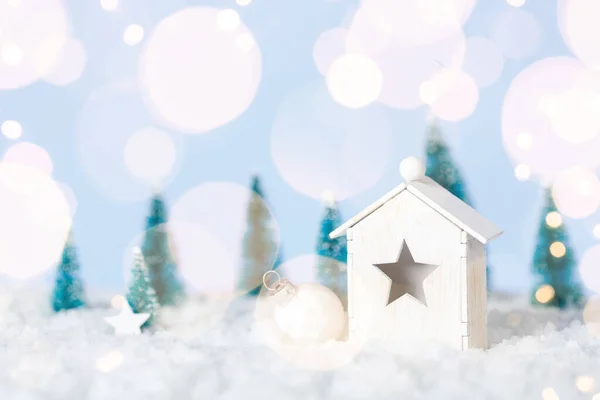 Casa Madeira Natal Com Decirações Sobre Fundo Neve Branca Com — Fotografia de Stock