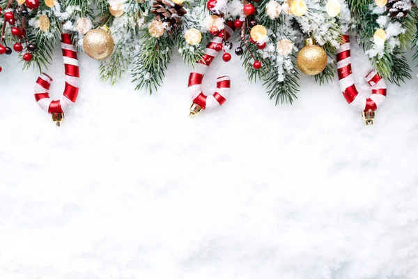 Fronteira Natal Ramos Árvore Com Bugigangas Ouro Balas Cones Neve — Fotografia de Stock