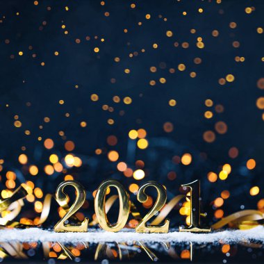 Koyu mavi arka plandaki altın rakamlardan Noel 'e.