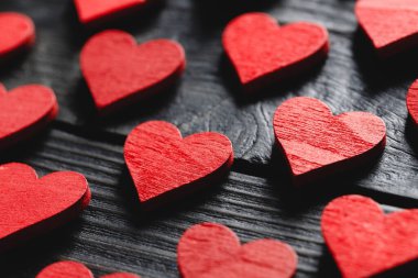 Siyah zemin üzerinde kırmızı kalpler olan güzel sevgililer günü arkaplanı