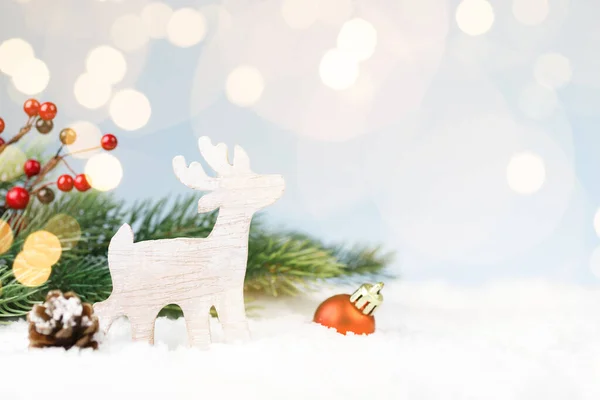 Ciervo de madera de Navidad en la nieve con decoraciones de año nuevo —  Fotos de Stock