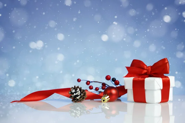 Weihnachtsgeschenkbox mit Dekorationen auf blauem Hintergrund — Stockfoto