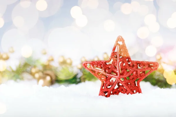 Estrela Natal Vermelho Com Luzes Douradas Decoração Neve Espaço Cópia — Fotografia de Stock