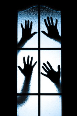 dağınık insan silüeti