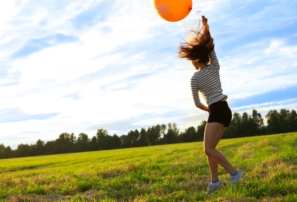 Femme heureuse avec des ballons — Photo