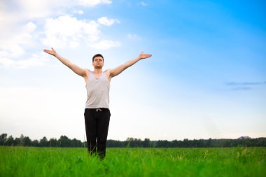 młody człowiek robi joga w parku