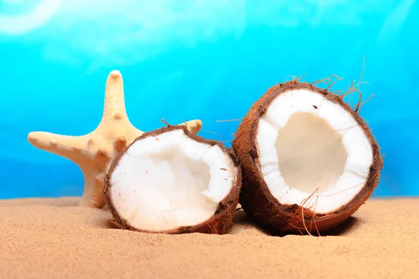 Gehackte Kokosnuss auf Meer-Strand Hintergrund — Stockfoto