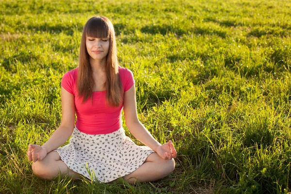 Hermosa chica joven meditando — Foto de Stock