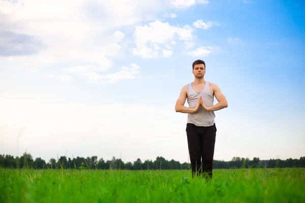 Jeune homme faisant du yoga dans le parc — Photo