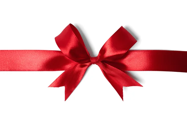 Beyaz arkaplanda parlak kırmızı saten kurdele