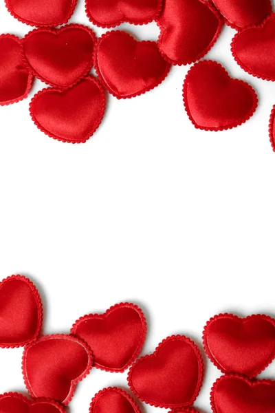 Beyaz bir arka plan üzerinde izole kırmızı kalpler keçe — Stok fotoğraf