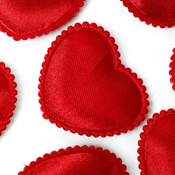 Kände röda hjärtan isolerad på en vit bakgrund — Stockfoto
