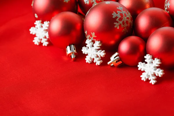 Красные рождественские шары, завернутые в ткань — стоковое фото