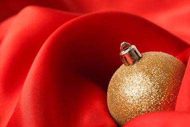 bir beze sarılmış sarı Noel topları