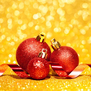 Noel topları ile arka plan üzerinde şerit