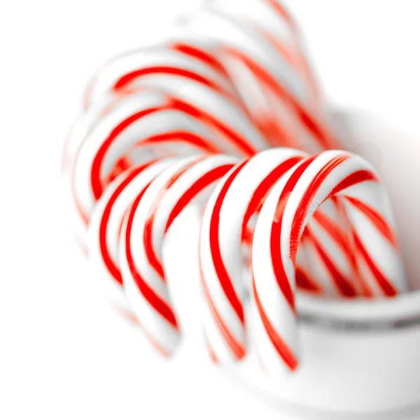Vita och röda pepparmint godis käppar i hink — Stockfoto
